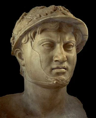 Një bust mermeri i Pirros, Mbretit të Epirit (mbretëroi 306 - 302 p.e.s. dhe 297 - 272 p.e.s.). Pirro konsiderohet si një nga komandantët më të mëdhenj ushtarakë të historisë. (Muzeu Arkeologjik Kombëtar, Napoli)